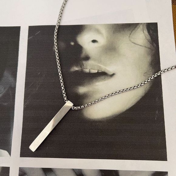 Bar Necklace in grey - Picture 1 of 3